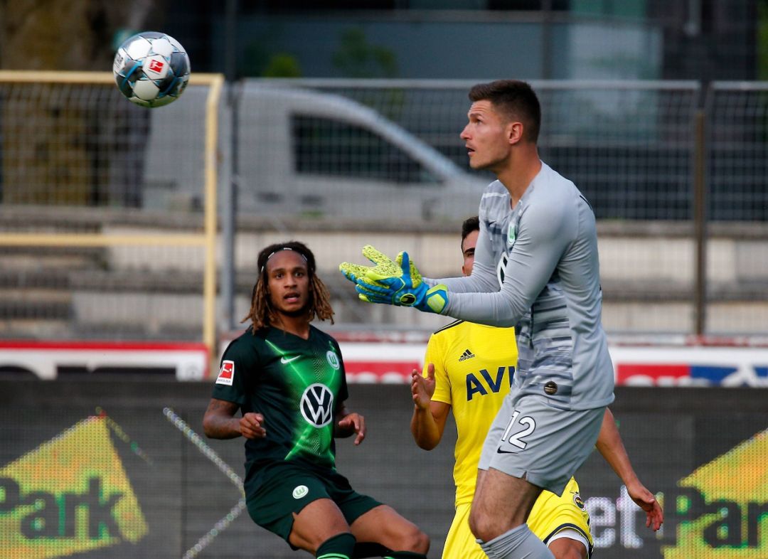 manbetx万博官方网站-乌加特里斯本竞技中场搭档